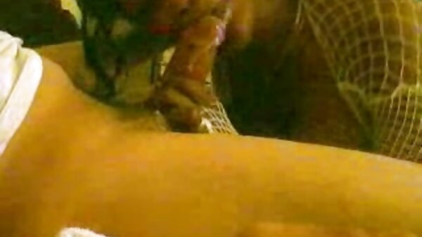 இரண்டு கொம்பு ஸ்வீட் லெஸ்பியன் குழந்தைகள் படுக்கையில் சூடான உடலுறவை அனுபவிக்கிறார்கள்