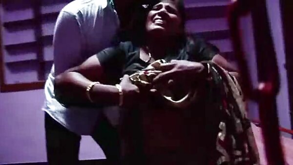 டம்பி ப்ளாண்ட் ஹேர்டு ஹூக்கர், கறுப்பு நிற ஸ்டட் மூலம் கடுமையாக வாயால் தாக்கப்படுகிறார்