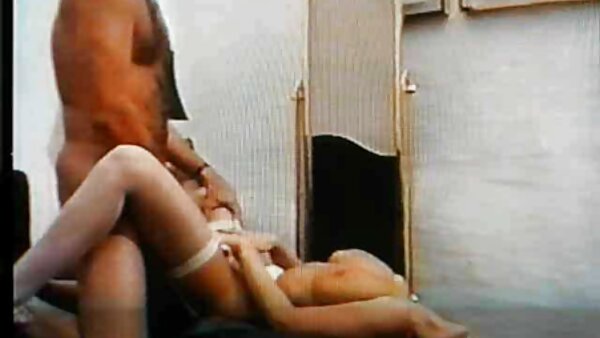 வக்கிரமான குட்டை கூந்தல் கொண்ட பிச்சி விபச்சாரி வலுவான சேவலை வேனில் ஏற்றிச் செல்கிறது