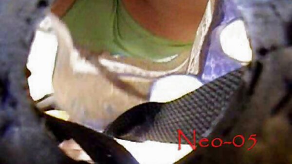Bosomy black haired ஸ்வீட்டி சமையலறையில் அற்புதமான தனிப்பாடலை நிகழ்த்துகிறார்