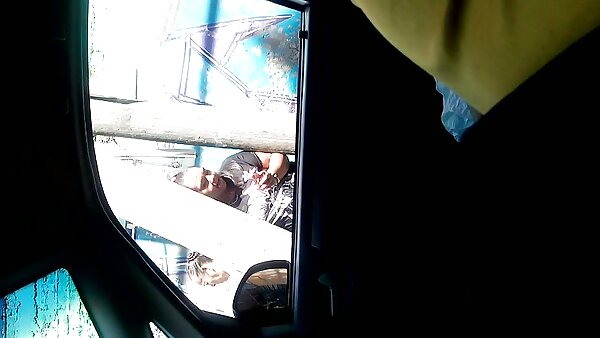 மார்பளவு பொன்னிற கூந்தல் கூகர் சவாரி மற்றும் அவரது வீரியம் கொண்ட கடினமான சேவல் வீசுகிறது