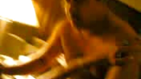மிருகத்தனமான பயிற்சியாளர் ஜிம்மில் தனது மார்பளவு கவர்ச்சியான ப்ளாண்டியின் இனிப்புப் புண்டையை நக்குகிறார்