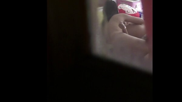 ரேவன் ஹேர்டு டோரிட் வென்ச், இனிப்பு மார்பகங்களுடன் தன் பூனைக்குட்டியை விரல்களால் மகிழ்விக்கிறது