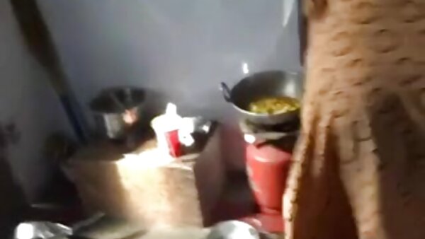 சிவப்பு நிற சொகுசுப் பயிற்சியாளரை ஆவேசமாகப் பிடிக்கும் கின்கி கருப்பு ஜோடி