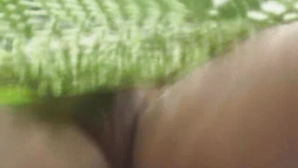 பெரிய கழுதை அசுத்தமான டூட்ஸி கிகி டெய்ர் தனது பச்சை குத்திய புண்டையை விரலைப் பிடித்தாள்